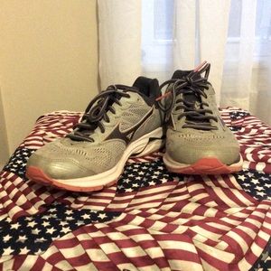 Women’s Mizuno Wave Rider 21 running sneakers